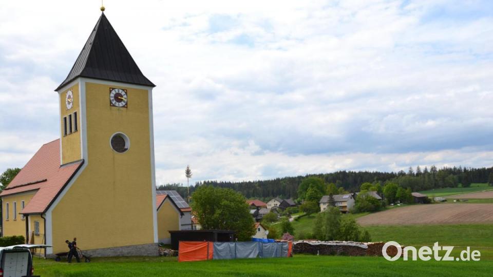 Monika Frischholz war am Tag ihres Verschwindens am Vormittag mit ihrer Schulklasse aus Flossenbürg zu Gast in Waldkirch. Die Bittprozession kam von Norden durch den Wald in den Ort (Weg rechts im Bild). Der Schuppen, in dem am Montag gesucht wurde, befindet sich direkt neben der Kirche. Er stand wohl schon vor der Errichtung der Kirche St. Josef, die 1959 erbaut wurde. Bild: ca