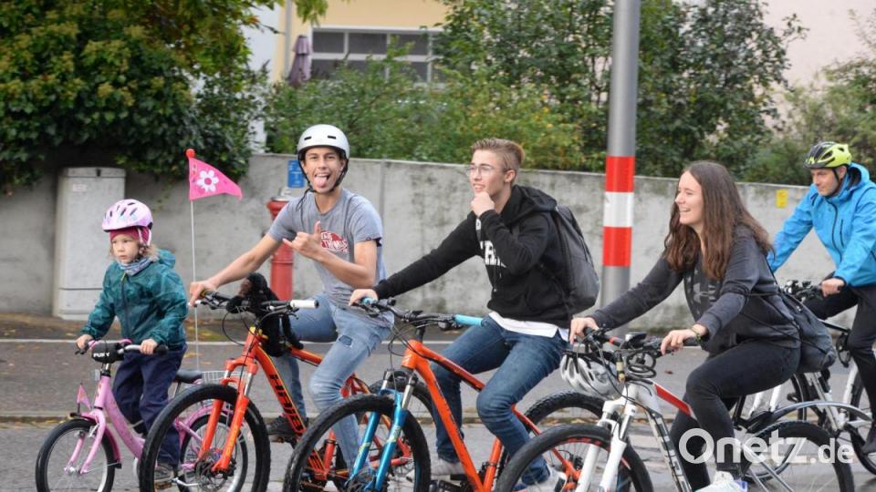 Da hats doch mal geregnet. Nach zwei Durchläufen bei Sonnenschein im Juli und August beteiligten sich trotz Regen zwar nicht so viele, aber weit über hunderte Teilnehmer an der dritten Auflage des Critical Mass in Amberg. Bild: Andreas Brückmann