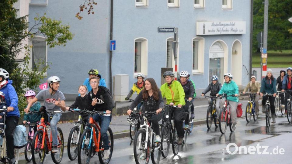 Da hats doch mal geregnet. Nach zwei Durchläufen bei Sonnenschein im Juli und August beteiligten sich trotz Regen zwar nicht so viele, aber weit über hunderte Teilnehmer an der dritten Auflage des Critical Mass in Amberg. Bild: Andreas Brückmann