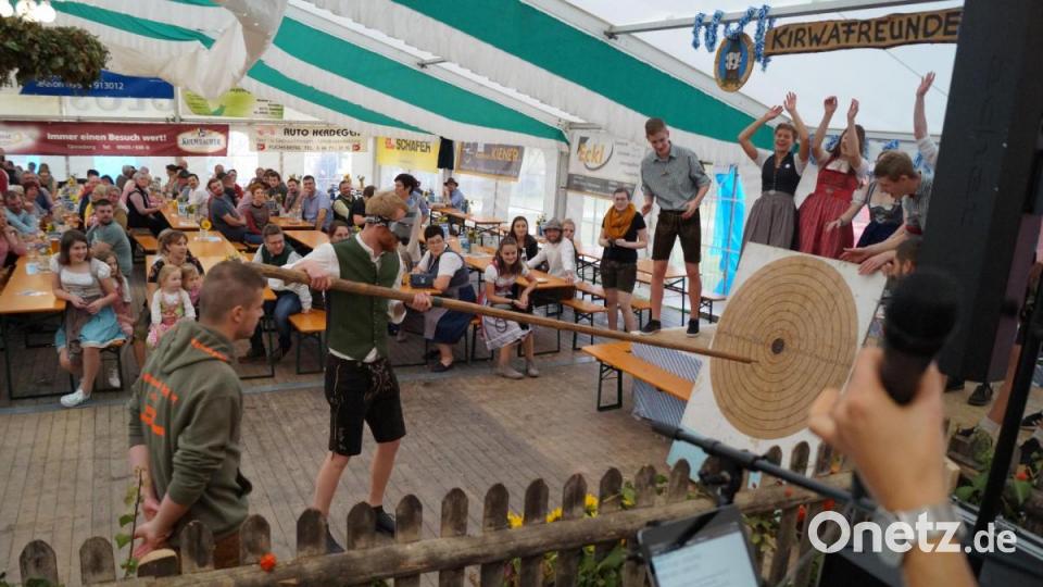 Eine Gaudi war am Sonntag das Saustechen. Das Foto zeigt Gewinner Andreas Jäckel bei seinem &quot;Siegerstich&quot;. Bild: sgs