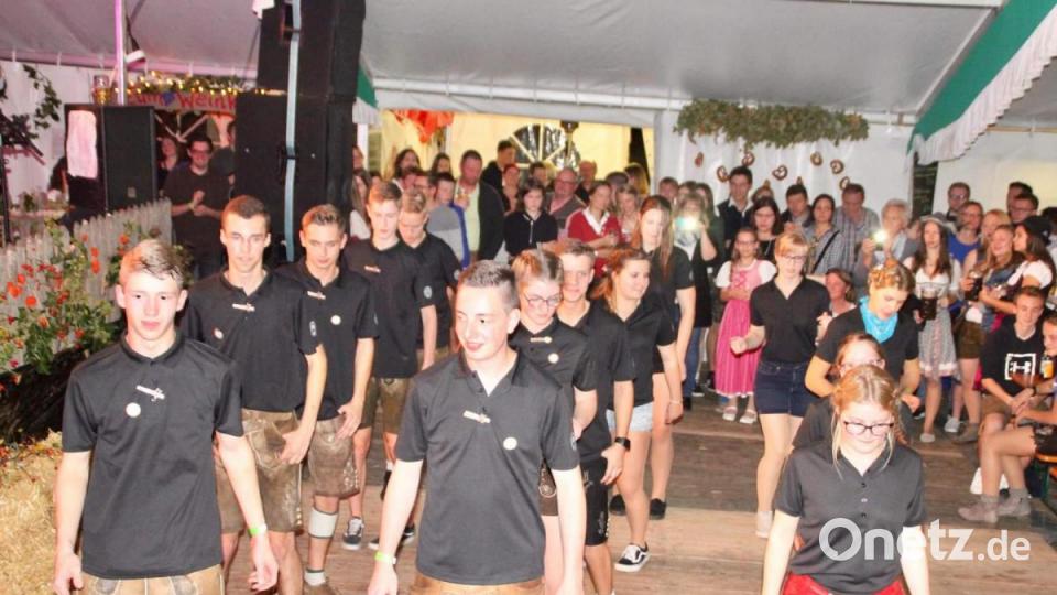 Mit einer Line-Dance-Einlage sorgten die Kirwapaare im Abendprogramm nochmals für Stimmung Bild: exb/Bastian Prechtl