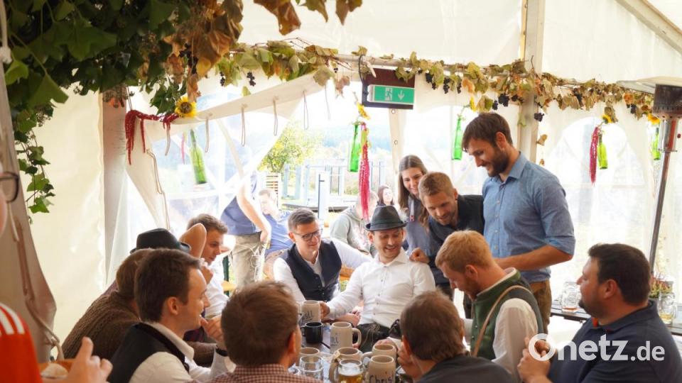 Auch am Kirwa-Sonntag war das Weinzelt gut besucht Bild: sgs