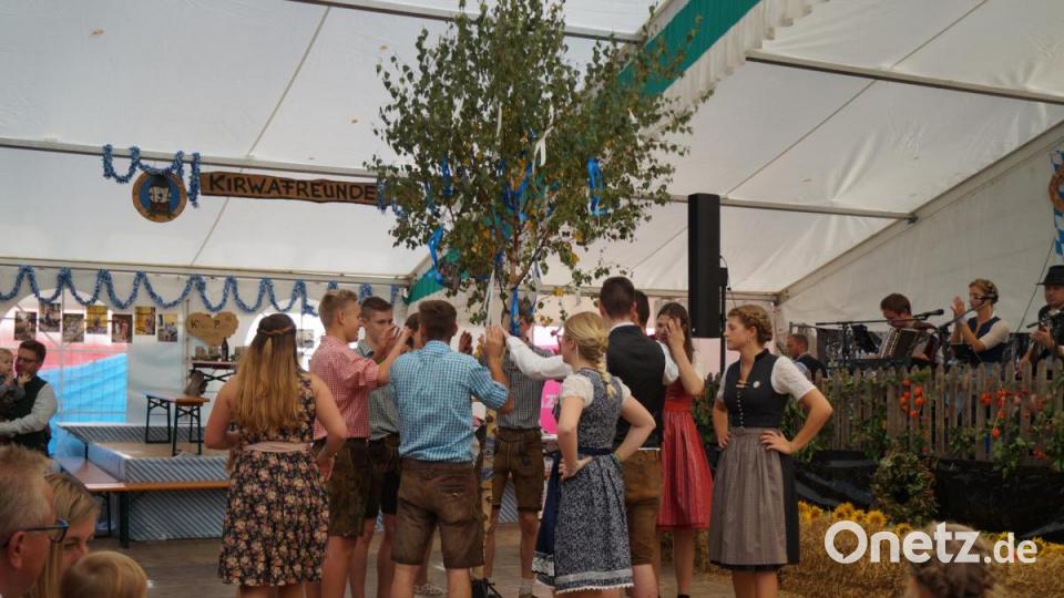 Die Kirwapaare tanzten am Sonntag Nachmittag nochmals um den Baum Bild: sgs