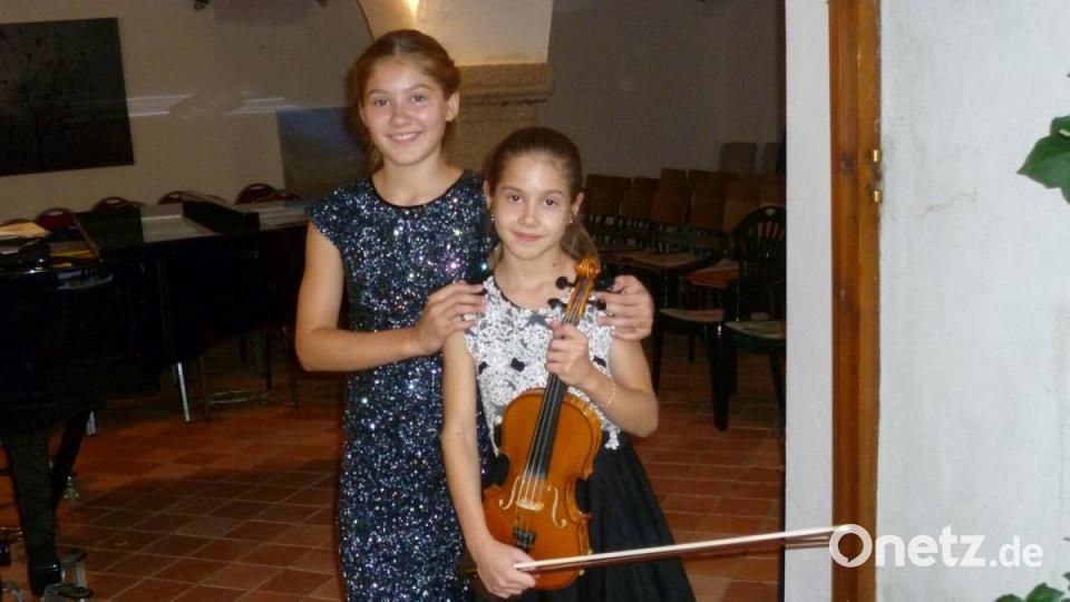 Ein Höhepunkt bei den Wurzer Sommerkonzerten war der Auftritt von: Dascha (links) und Schwester Sascha als Duo an Geige und Klavier. Bild: tie