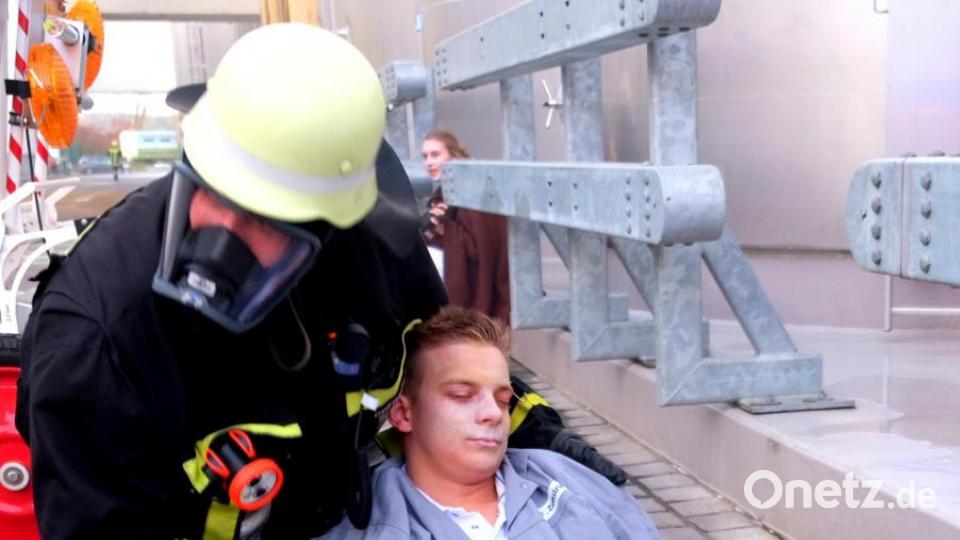 Es galt auch &quot;Schwerverletzte&quot; aus dem qualmenden Betriebsgebäude zu retten. Bild: Manfred Bäumler