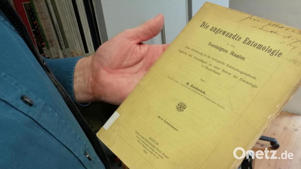 Hubert Fleischmann mit einem Exemplar von „Die angewandte Entomologie in den Vereinigten Staaten“ aus dem Jahr 1913. Bild: anv