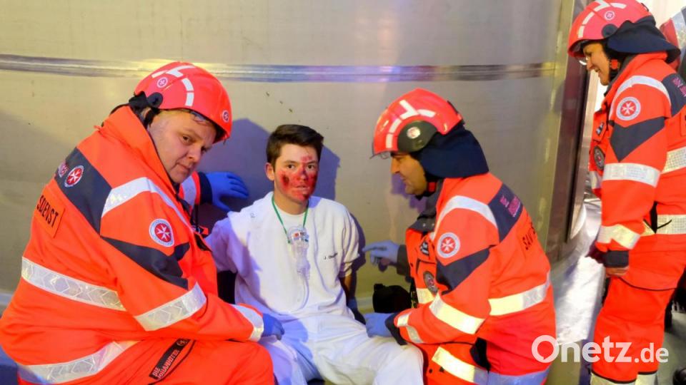 Rettungskräfte bemühen sich um die &quot;Opfer&quot;. Bild: Manfred Bäumler