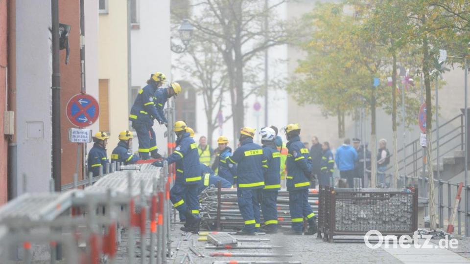 Am Samstag übten die Einsatzkräfte den sogenannten Hochwassersteg in der Schiffgasse. Bild: Andreas Brückmann