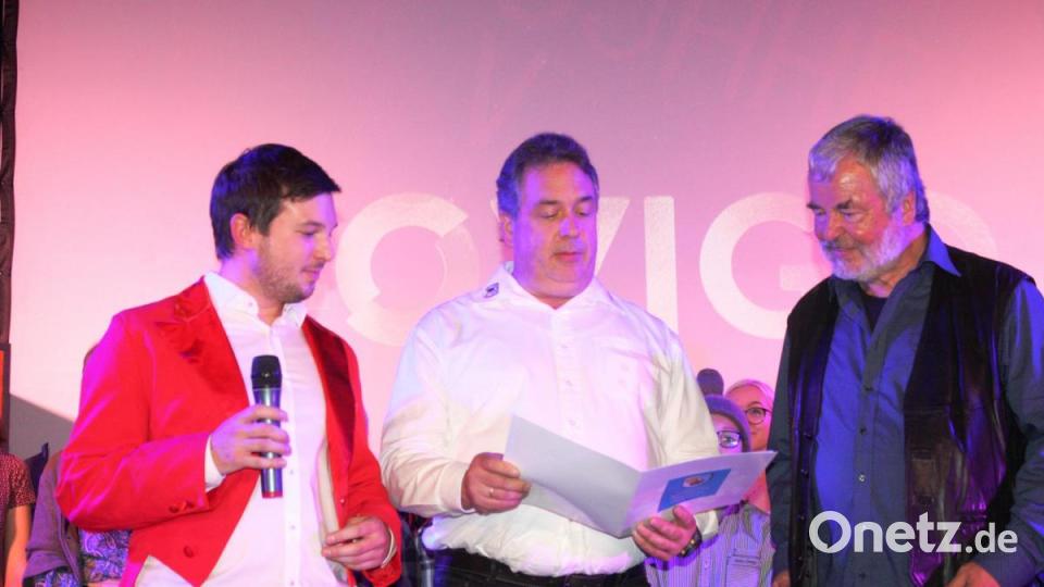 Mathias Eckl (Mitte) vom Verband der Bayerischen Amateurtheater überreichte an Florian Wein (links) und Wolfgang Pöhlmann (rechts) eine Ehrenurkunde. Bild: lg