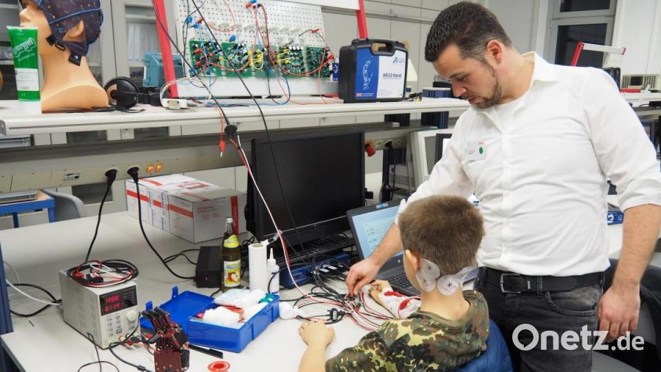 Der kleine Anton steuert die künstliche Hand. Bild: Bühner