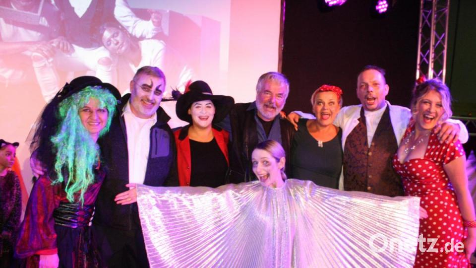 Regina Haider (von links), Ulrich Wabra, Julia Hofmeister, Regisseur Wolfgang Pöhlmann, Julia Gruber (vorne), Anja Killermann, Heino Hübbers und Sabine Bullemer ließen die einstigen Bühnenerfolge &quot;Jedermann&quot;, &quot;Faust&quot; und die &quot;Dreigroschenoper&quot; wieder aufleben. Bild: lg