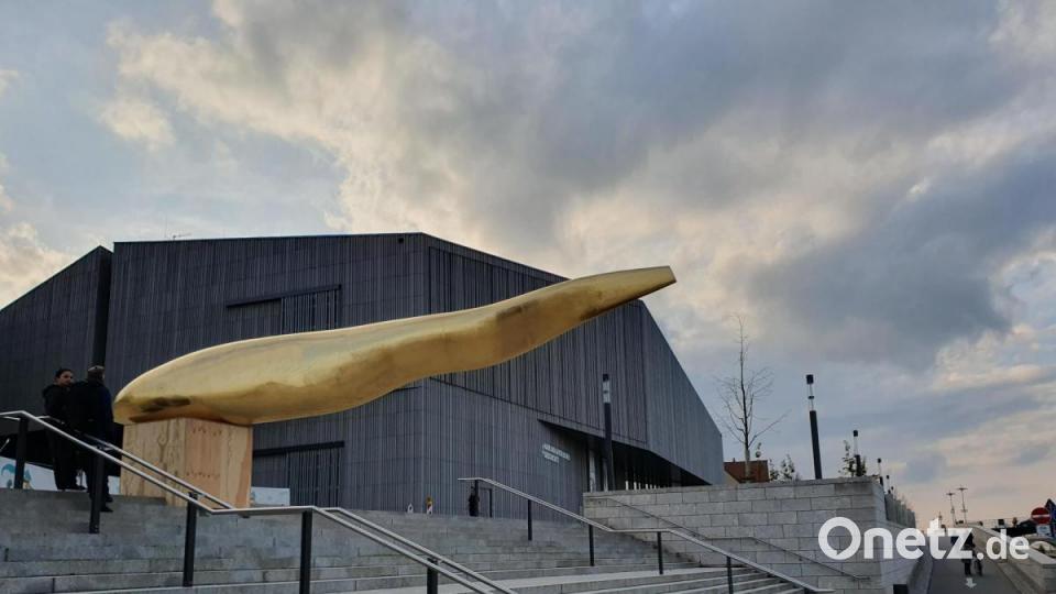 „Waller (Silurus Glanis)“ nennt sich das Kunstwerk von Cisca Bogman und Oliver Störmer. Die über acht Meter lange Fischskulptur überstand keinen Tag ohne Beschädigung. Bild: Alexander Auer