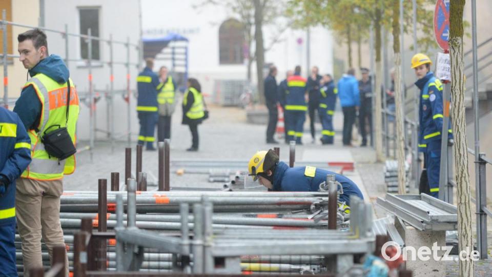 Am Samstag übten die Einsatzkräfte den sogenannten Hochwassersteg in der Schiffgasse. Bild: Andreas Brückmann