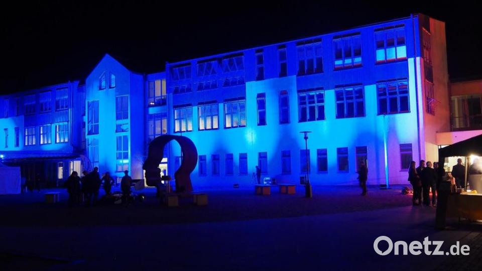 Das OTH-Gebäude ist in Nachtblau getaucht. Bild: Bühner