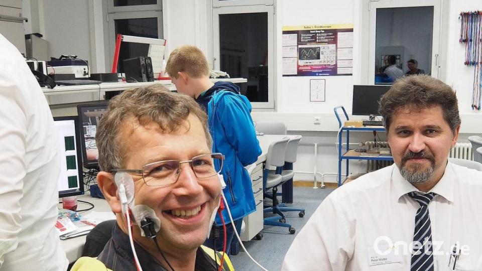 Verkabelt, um Gesichtsmuskeln zu testen. Bild: Bühner