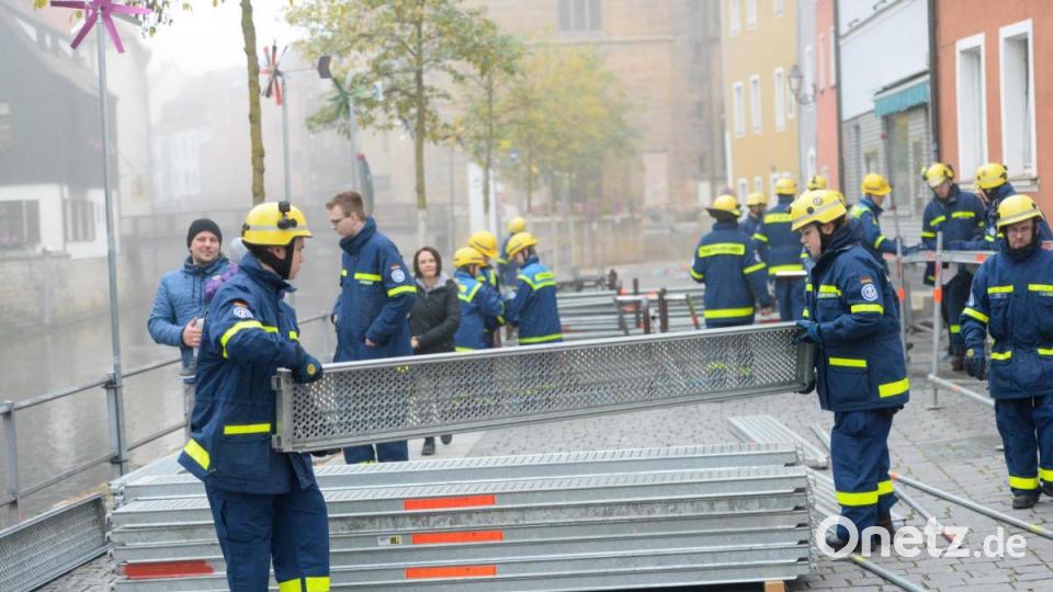 Am Samstag übten die Einsatzkräfte den sogenannten Hochwassersteg in der Schiffgasse. Bild: Andreas Brückmann