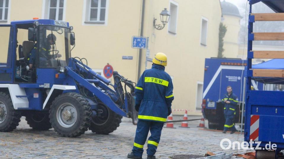 Am Samstag übten die Einsatzkräfte den sogenannten Hochwassersteg in der Schiffgasse. Bild: Andreas Brückmann