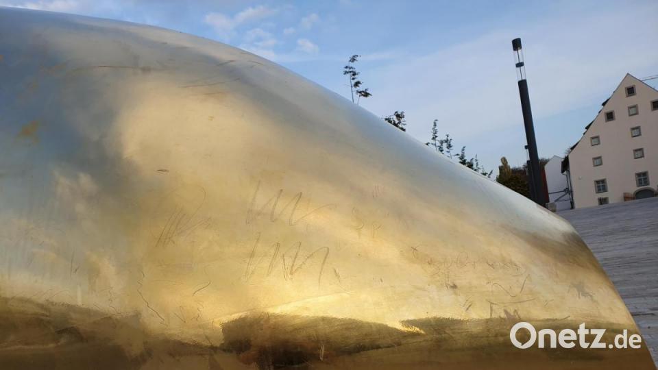 „Waller (Silurus Glanis)“ nennt sich das Kunstwerk von Cisca Bogman und Oliver Störmer. Die über acht Meter lange Fischskulptur überstand keinen Tag ohne Beschädigung. Bild: Alexander Auer