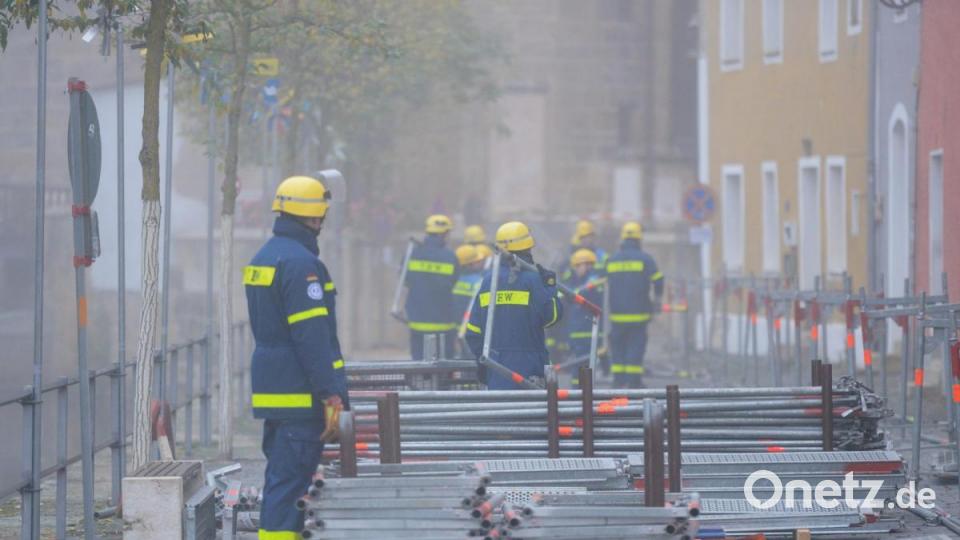 Am Samstag übten die Einsatzkräfte den sogenannten Hochwassersteg in der Schiffgasse. Bild: Andreas Brückmann