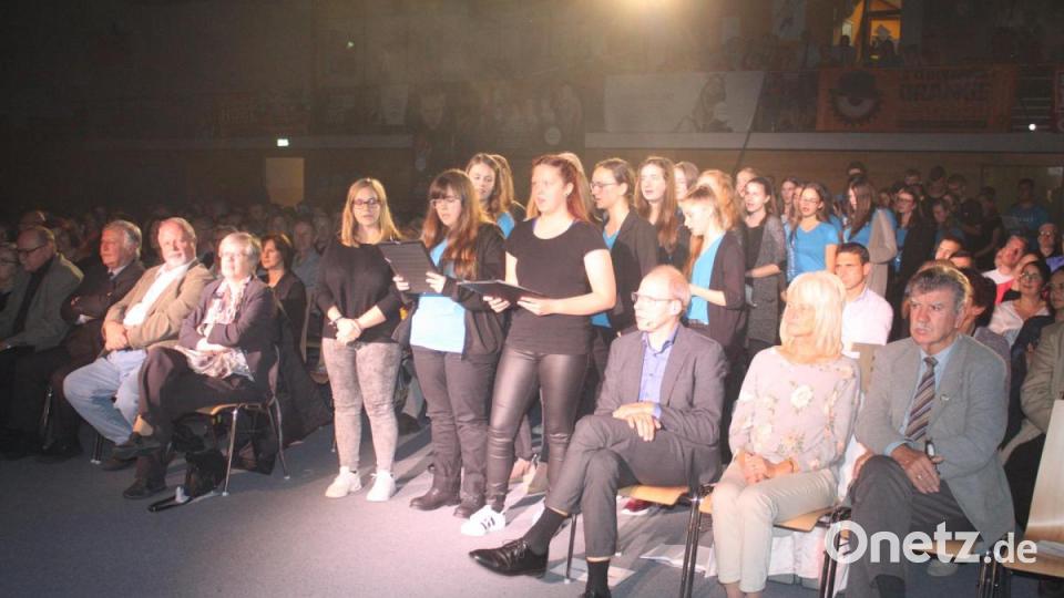 Schulleiter Ludwig Pfeiffer (Dritter von rechts) konnte zahlreiche Ehrengäste bei der Jubiläumsfeier willkommen heißen. Bild: lg