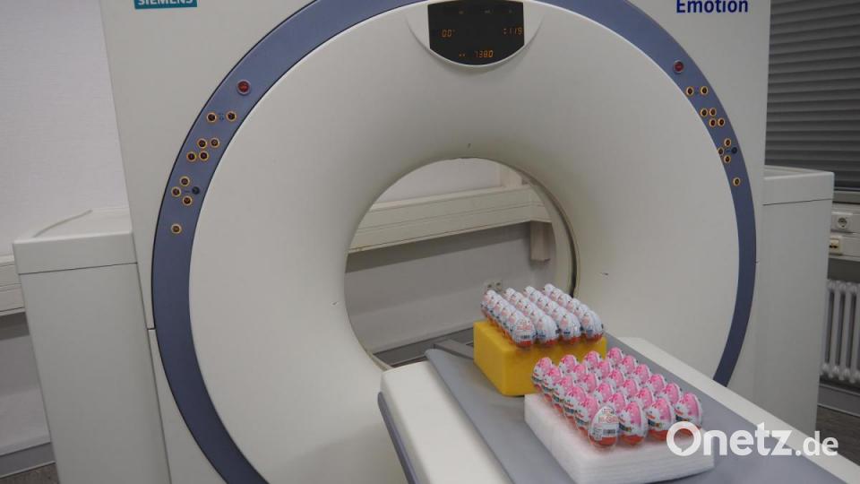 Was ist im Überraschungsei? Der Coputertomograph kriegt es raus. Bild: Bühner