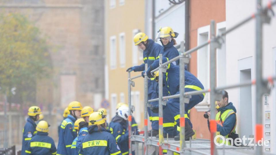 Am Samstag übten die Einsatzkräfte den sogenannten Hochwassersteg in der Schiffgasse. Bild: Andreas Brückmann