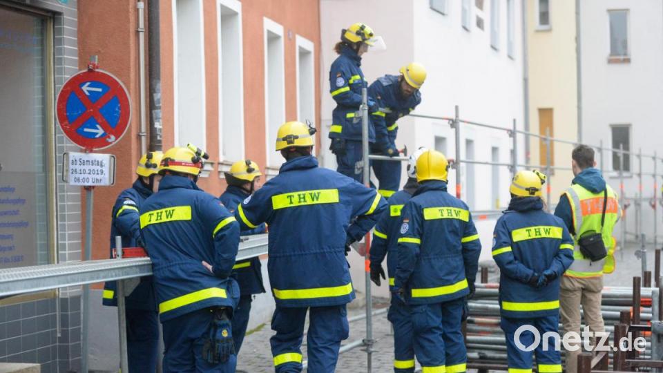 Am Samstag übten die Einsatzkräfte den sogenannten Hochwassersteg in der Schiffgasse. Bild: Andreas Brückmann