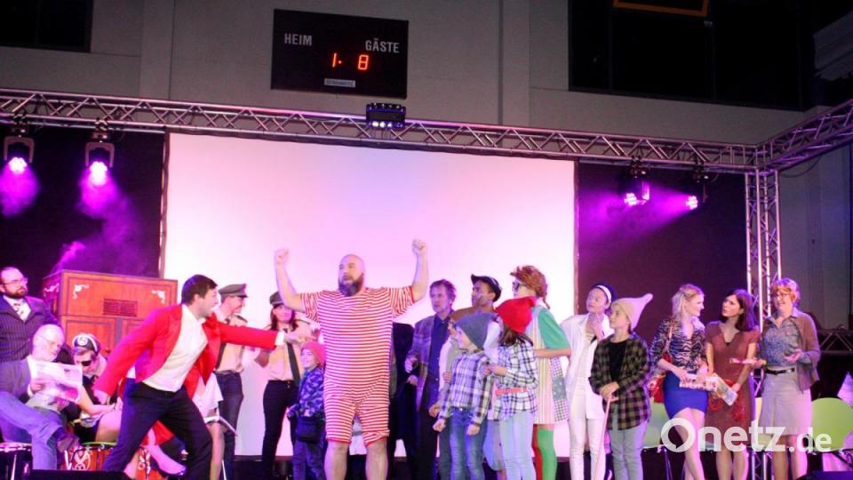 In einer eigens für das Jubiläum geschriebenen Mix-Szene kamen Spieler von OVIGO-Stücken der zurückliegenden Jahre aus dem Schrank. Unter anderem gaben sich Pippi Langstrumpf, Schneewittchen und die Zwerge, Peter Pan, Dr. med. Hiob Prätorius und die Mitglieder des Männerhort ein Stelldichein. Auch die Damen &quot;der ganz heißen Nummer&quot;, wofür derzeit die Proben laufen, waren mit von der Partie. Bild: lg