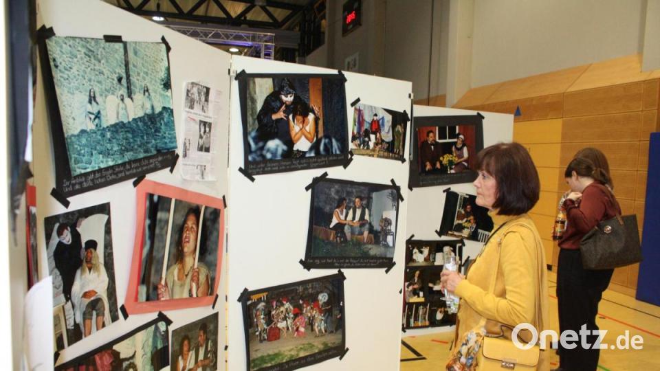 Großformatige Fotos, Plakate und Rezensionen erinnerten in der Ausstellung an die Aufführungen der zurückliegenden 40 Jahre. Bild: lg