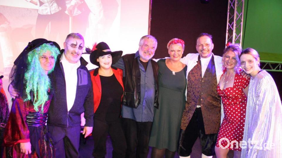 Regina Haider (von links), Ulrich Wabra, Julia Hofmeister, Regisseur Wolfgang Pöhlmann, Anja Killermann, Heino Hübbers, Sabine Bullemer und Julia Gruber ließen die einstigen Bühnenerfolge &quot;Jedermann&quot;, &quot;Faust&quot; und die &quot;Dreigroschenoper&quot; mit markanten Spielszenen wieder aufleben. Bild: lg