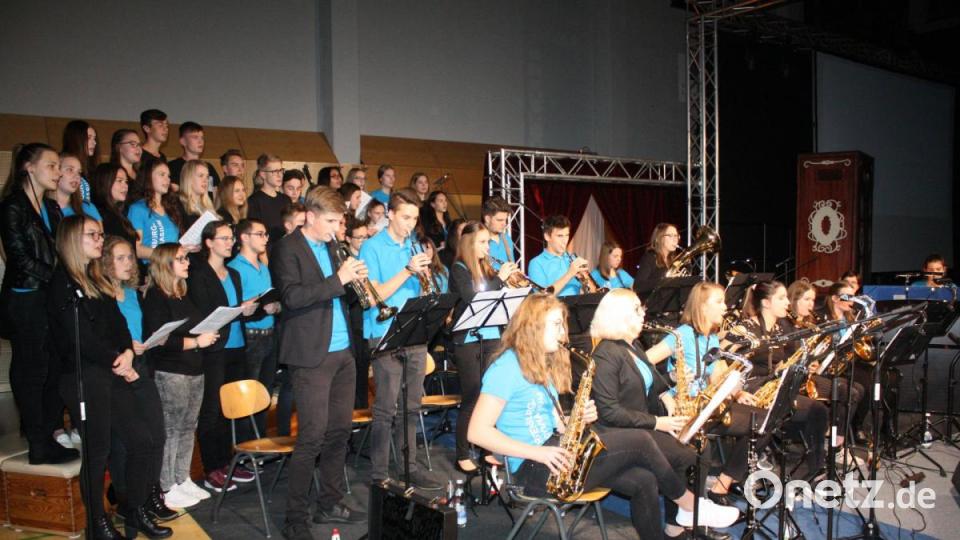 Chor und Big Band des Ortenburg-Gymnasiums gestalteten unter der Leitung von Andreas Lehmann die Jubiläumsfeier musikalisch mit. Bild: lg