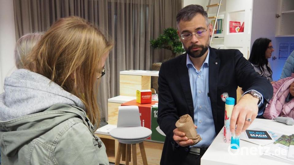 So viel Mikroplastik befindet sich in einer einzigen Shampoo-Flasche. Bild: Bühner