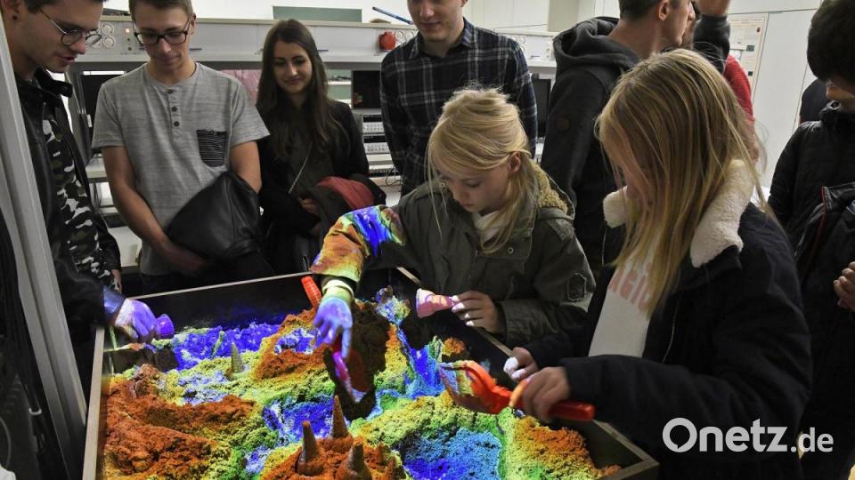 Bei der Nacht der Wissenschaft an der Ostbayerischen Technischen Hochschule gab es am Freitagabend einiges zu entdecken. Bild: Petra Hartl