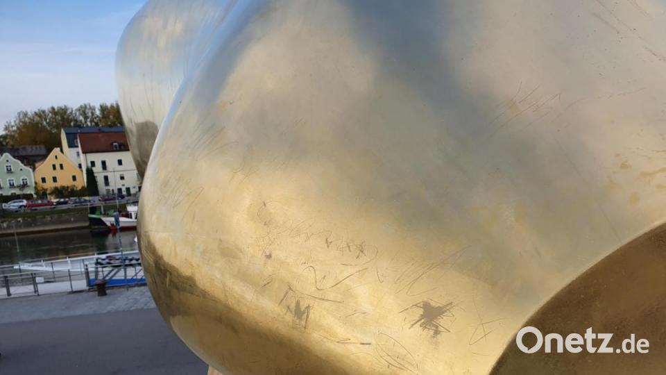 „Waller (Silurus Glanis)“ nennt sich das Kunstwerk von Cisca Bogman und Oliver Störmer. Die über acht Meter lange Fischskulptur überstand keinen Tag ohne Beschädigung. Bild: Alexander Auer