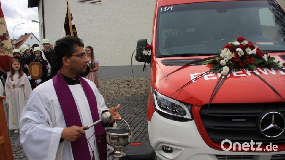 Fahnen- und Fahrzeugweihe der FFW Fuchsmühl. Bild: wro