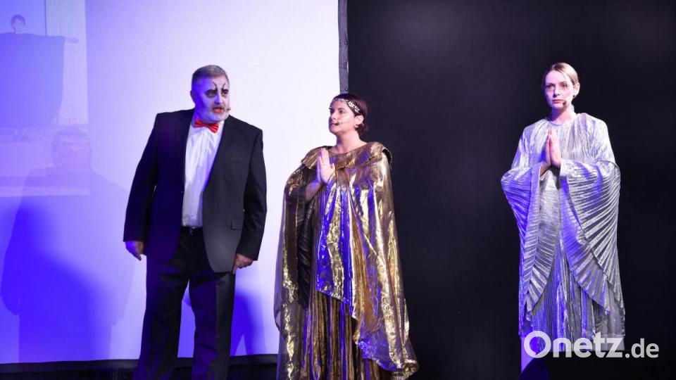 Ein Klassiker des Ortenburg-Ensembles: Der „Jedermann“ in der Originalbesetzung mit Ulrich Wabra, Julia Hofmeister und Julia Gruber (von links). Bild: Tobias Schwarzmeier