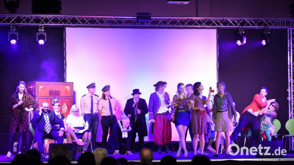 Heiße Nummer, Scrooge, Clockwork Orange, Pippi Langstrumpf und was noch? In der Schlussszene der „40vigo“-Gala katapultiert ein Portal Figuren, Zitate und Requisiten aus allen Ovigo-Stücken aus sieben Jahren Theaterschaffen auf die Bühne. Auch eingefleischte Fans erkennen nicht alles auf Anhieb. Bild: Tobias Schwarzmeier