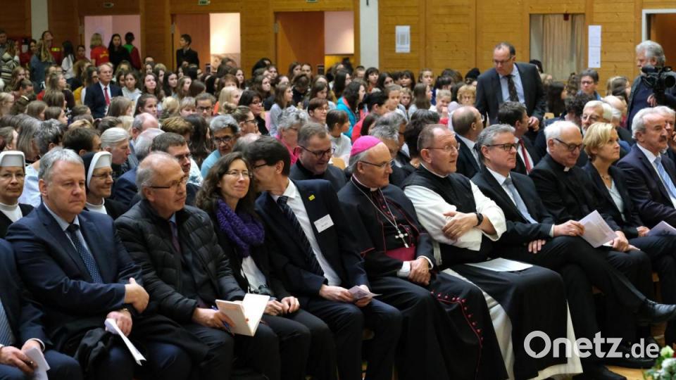 (erste Reihe - leider nicht im Bild: Bürgermeister Preuß): von links: Landrat Richard Reisinger, Clemens Neck (Pressesprecher des Bistums Regensburg), Stefanie Jehl, Schulleiter Günter Jehl, Bischof Dr. Rudolf Voderholzer, Pater Dr. Karl Wallner, Dr. Peter Nothaft, Domdekan Prälat Johannes Neumüller, komm. Ministerialbeauftragte Mathilde Eichhammer, Ministerialbeauftragter Franz X. Huber. Bild: Peter Ringeisen/exb