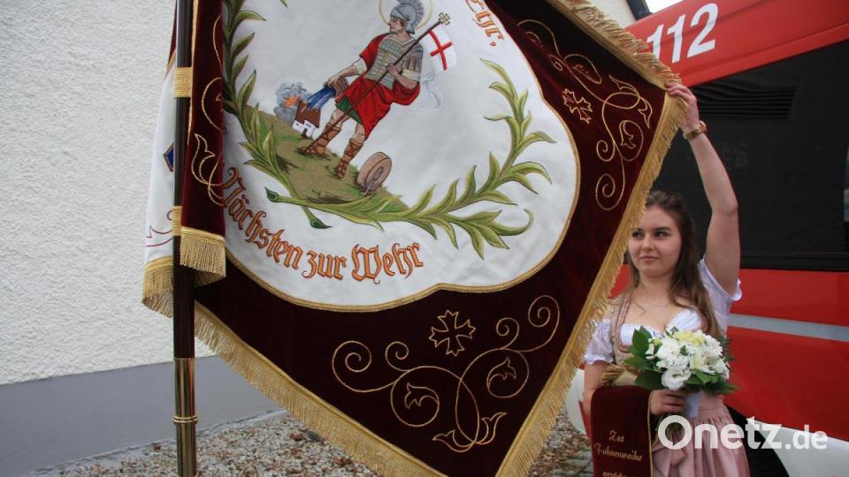 Fahnenpatin Luisa Ulrich stellte das neue Banner mit dem Bild des heiligen Florian vor. Bild: wro