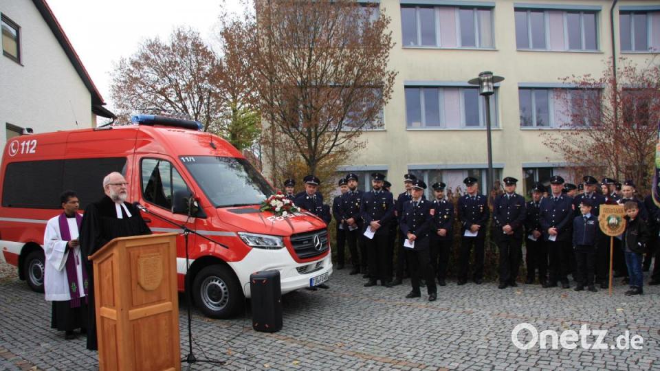 Fahnen- und Fahrzeugweihe der FFW Fuchsmühl. Bild: wro