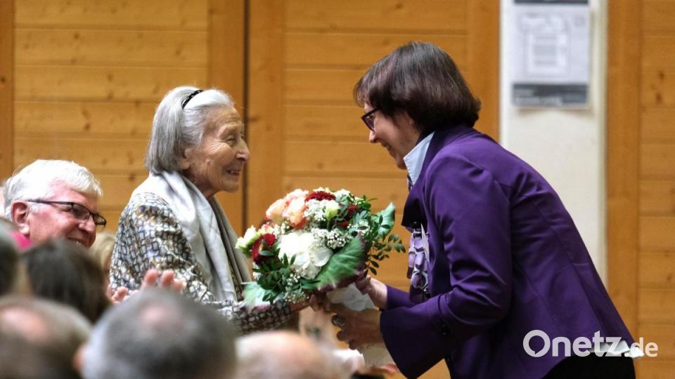 Mit einem Blumenstrauß willkommen geheißen wurde Elisabeth Strobl, die 101-jährige Freundin der Namensgeberin der Schule, Johanna Decker. Bild: Peter Ringeisen/exb