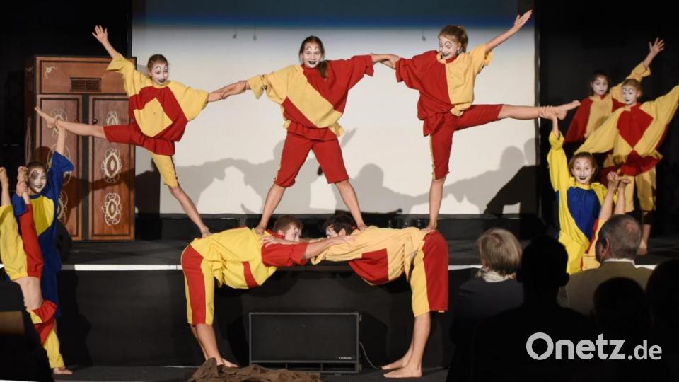 Die junge Gauklertruppe, wie sie jeder Besucher der Dr.-Eisenbarth-Festspiele kennt. Auch dabei hat das Ortenburg-Ensemble Schützenhilfe geleistet. Bild: Tobias Schwarzmeier