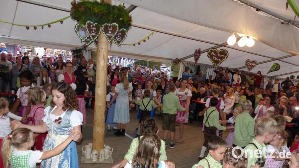 Die Kirwa-Kids vor dem vollbesetzten Festzelt Bild: hme