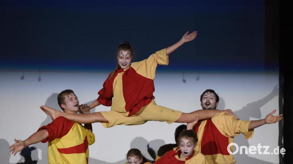 Die junge Gauklertruppe, wie sie jeder Besucher der Dr.-Eisenbarth-Festspiele kennt. Auch dabei hat das Ortenburg-Ensemble Schützenhilfe geleistet. Bild: Tobias Schwarzmeier