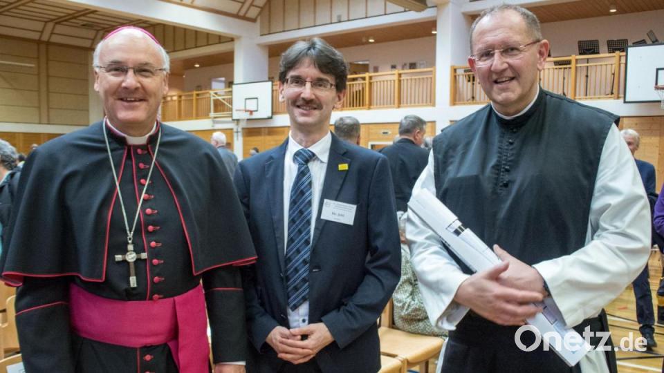 Von links: Bischof Rudolf Voderholzer, Schulleiter Günther Jehl, Professor Pater Dr. Karl Wallner Bild: Peter Ringeisen/exb