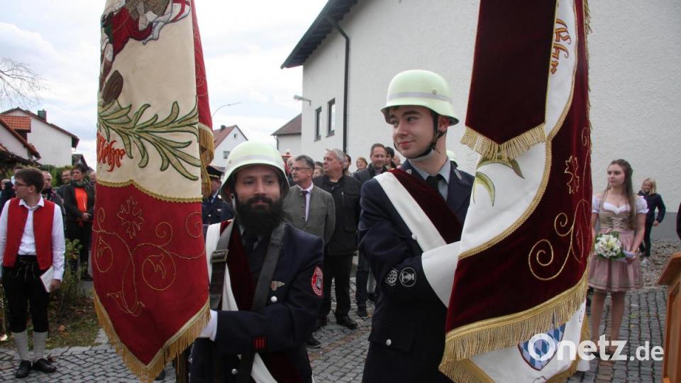 Die alte Fahne - gehalten von Alexander Derwart - wurde in einem symbolischen Akt außer Dienst gestellt. Getragen wird das neue Vereinssymbol künftig von Christian Höfer (rechts). Bild: wro
