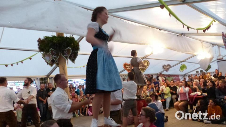 Die Kirwa-Paare beim Bierkistentanz. Bild: hme