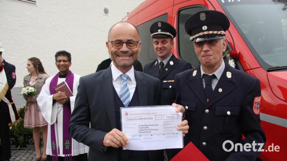 Einen symbolischen Scheck hatte Alfred Scheidler mitgebracht, um ihn im Namen des Landkreises an den Vorsitzenden Edwin Ulrich (rechts) zu übergeben. Bild: wro