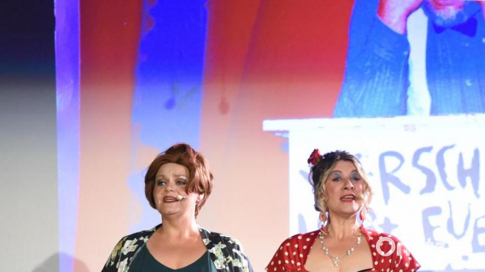 „Dreigroschenoper“: Anja Killermann (links) und Sabine Bullemer-George. Bild: Tobias Schwarzmeier