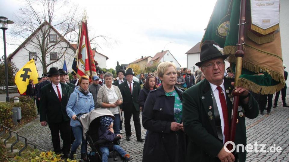 Fahnen- und Fahrzeugweihe der FFW Fuchsmühl. Bild: wro